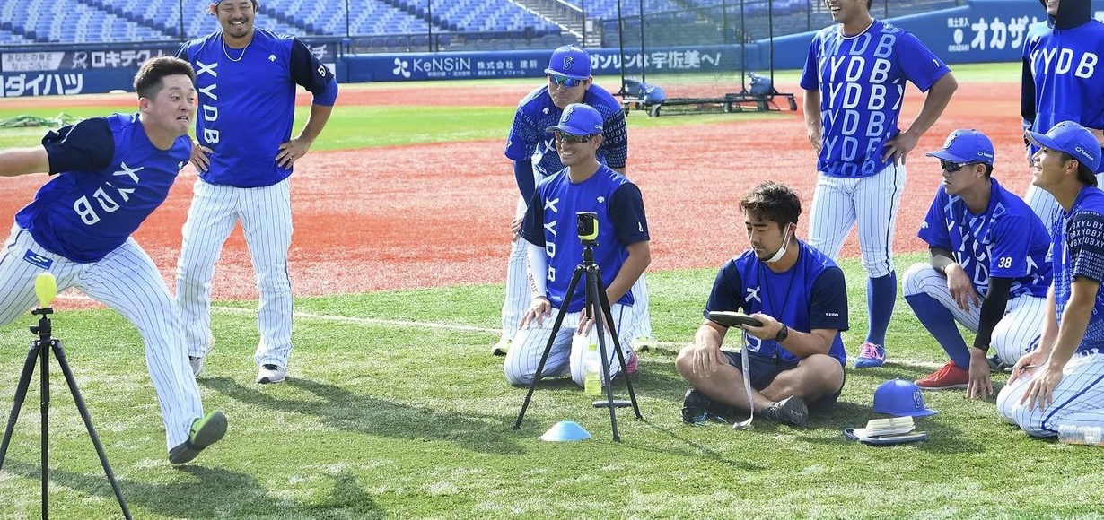 野球選手の動作を測定しながら競技別パフォーマンス開発を行う様子